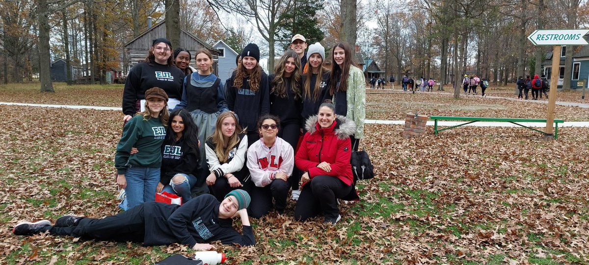 Félicitations à nos élèves qui ont brillamment servi en tant qu'animateurs juniors ! Leur engagement est remarquable. Ils participent à un stage de leadership des 5e et 6e intitulé "Un voyage dans le temps pour un futur rayonnant" au Heritage Village à Kingsville. 
💚🦁🤍