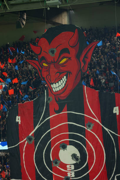 #MilanPsg. La Curva Sud avec Matrix pour répondre à la chorégraphie des ultras du PSG où Belmondo tirait sur le diable rossonero ! Grandiose !!! #ACMPSG