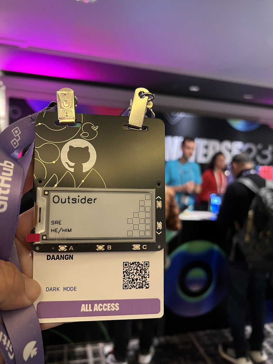 Outsideris's tweet image. 작년에 꽤나 탐났던 eink 뱃지는 올해도 주는구나. #GitHubUniverse2023
