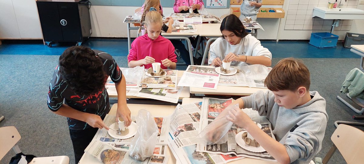 Afgelopen week hebben alle klassen weer een kleiworkshop gehad! De klei docente heeft weer nieuwe technieken en manieren uitgelegd. Als de klei goed is gaan we de kunstwerkjes bakken in onze klei oven 🤩
Binnenkort heeft het team ook een workshop om nieuwe technieken te leren!