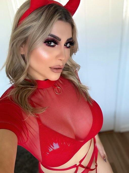 Me or the PS5? https://t.co/FWzQDsXeWt