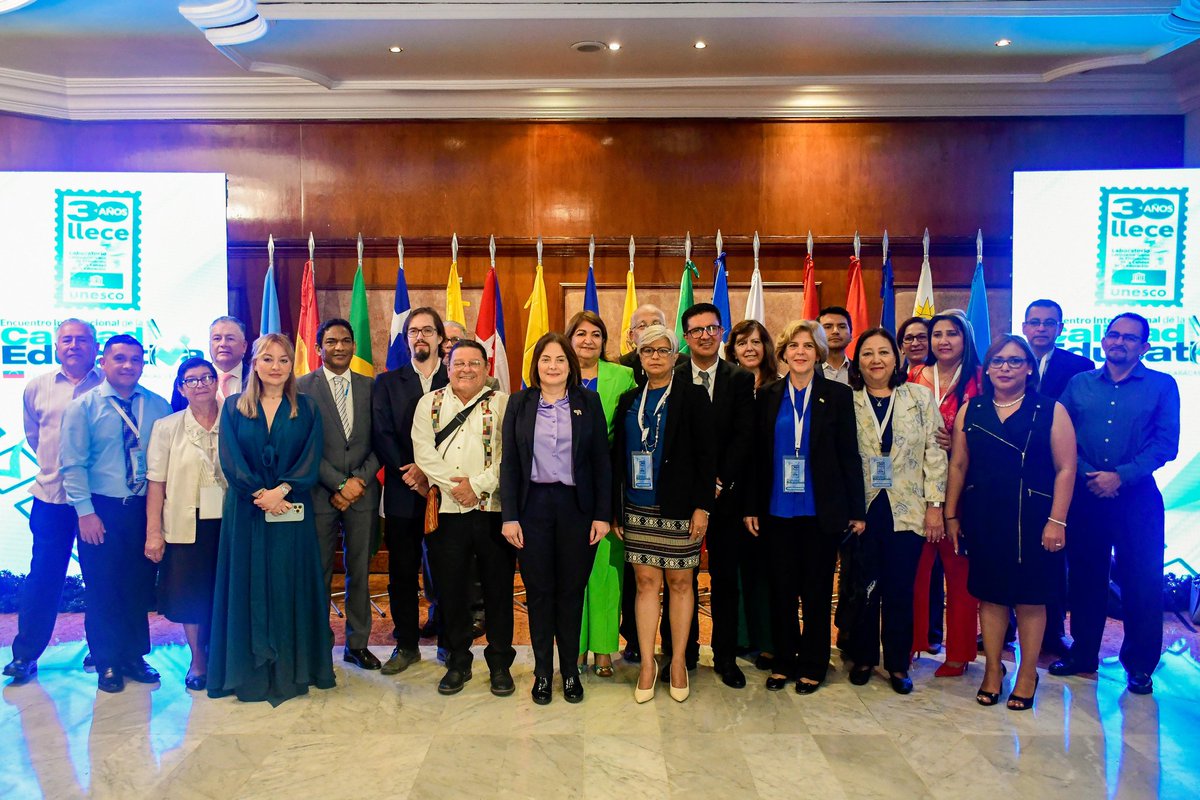 En nombre del Pdte. <a href="/NicolasMaduro/">Nicolás Maduro</a>, les damos la bienvenida a la Patria de Bolívar. Nos reunimos con 16 países hermanos, desde el @MPPEDUCACION promovemos el debate y los análisis para avanzar en la Calidad Educativa de Venezuela, América Latina y el Caribe.