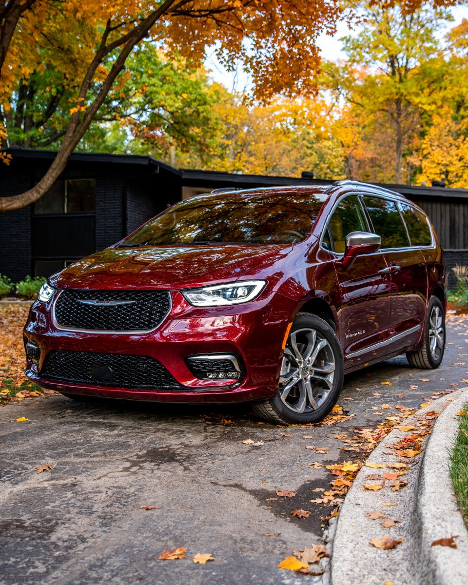 Mezclándonos con las hojas, destacando entre la multitud. 🍁 #ChryslerPacifica