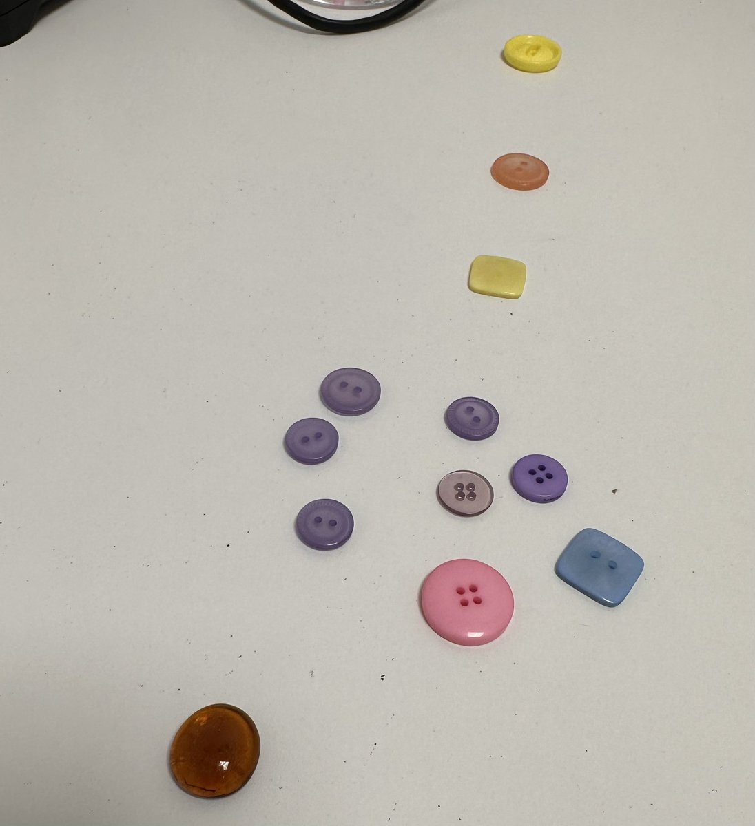 This may look like buttons scattered on a table. Think again, a scholar ELSA activity, to express themselves and others around them. 
#ELSA #personalexpression #buttons #colour #size #Meaningful @CastleMeadAcad @TMETrust