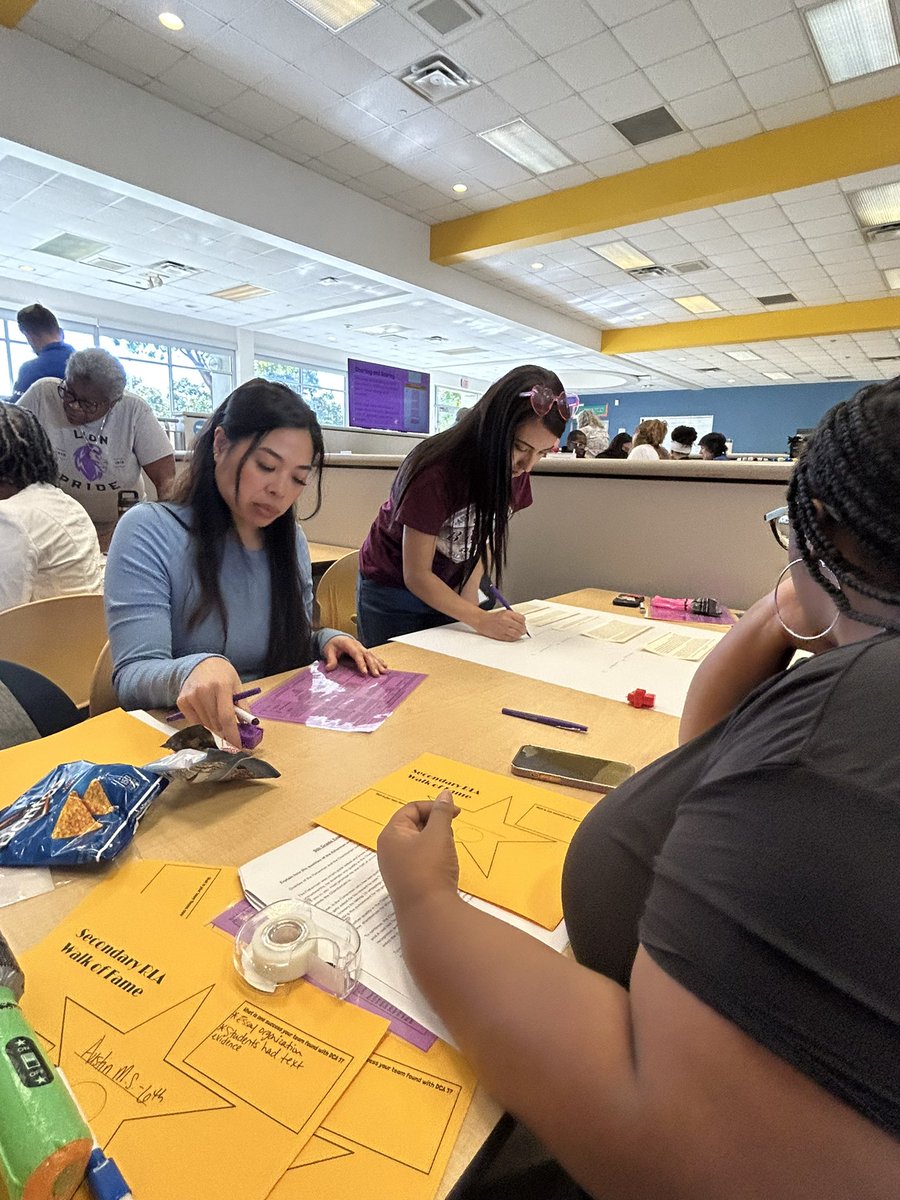 MsDGentry's tweet photo. My favorite part of @IrvingISD #PD Day! Scoring ECR’s and Gallery Walk with @iInstructIrving @and_mrsharris @LeslieGordineer @LiteraryMrG #RLAinAction #Englishgrammar https://t.co/bOMUlGMCUK