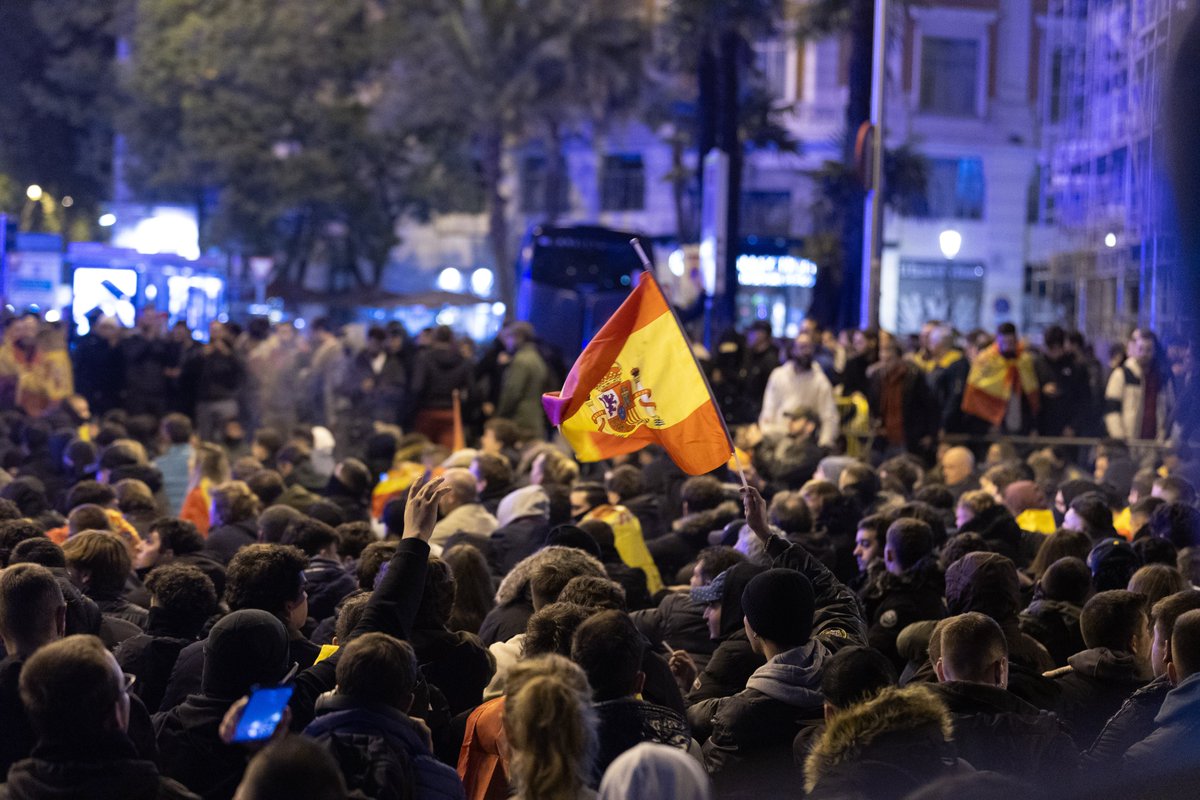 larazon_es's tweet photo. 🔴 EN DIRECTO | Alrededor de 300 ciudadanos protestan ante la sede del PSOE de Burgos contra la amnistía

Sigue la última hora aquí 👉https://t.co/yle4vEAMdW