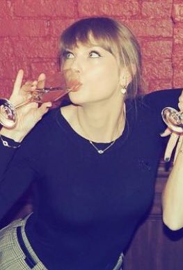 taylorswiftbr's tweet photo. MOTHER. https://t.co/25adE7ZjwE