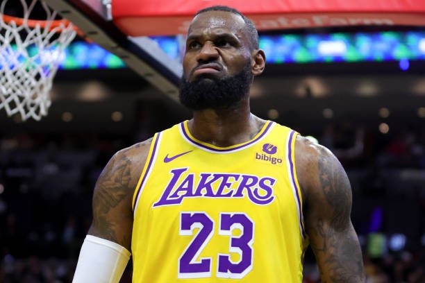 TheDunkCentral's tweet image. LeBron James is averaging 35.9 minutes per game

With him, the Lakers’ offensive rating is 116.7, without him, it drops to 91.2. Opponents score at 107.0 with him on the court and 127.8 with him off, making a +46.2 differential 🤯

The impact in Year 21 is INSANE