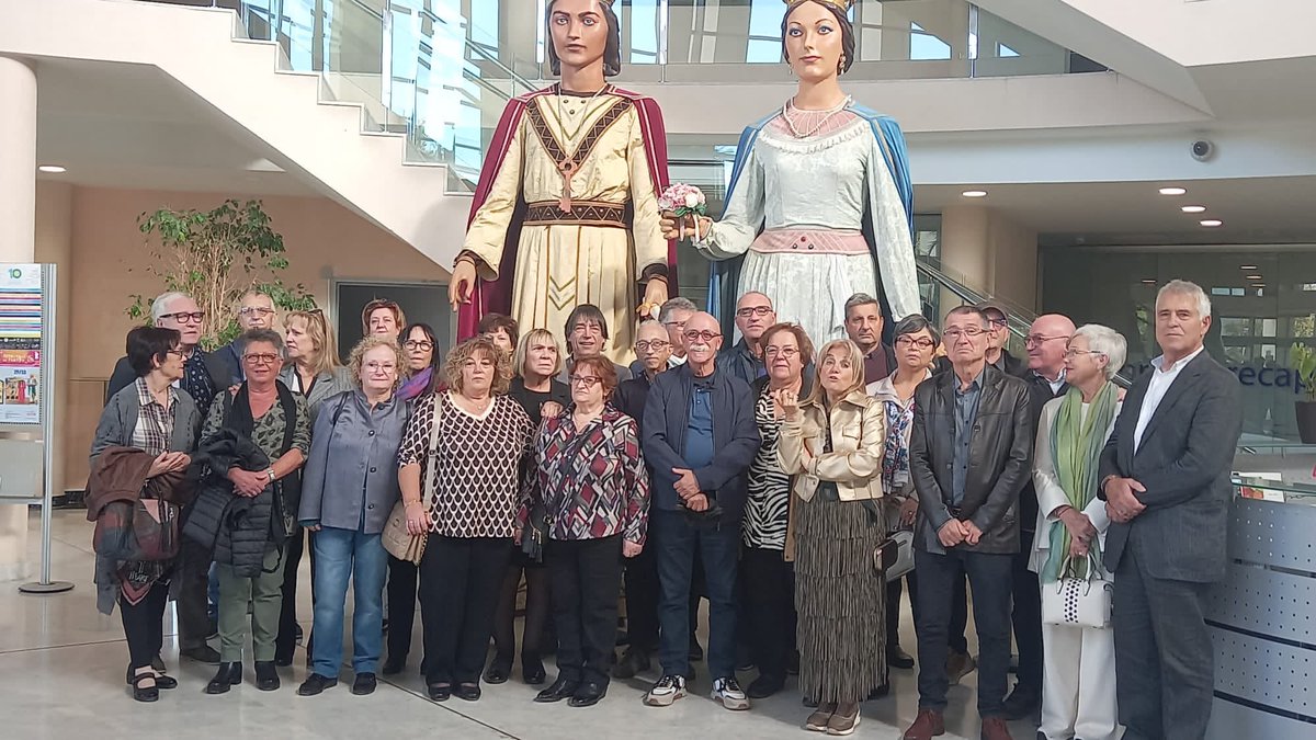 🎉🎉La regidora Mar assisteix a la recepció dels cambrilencs i cambrilenques que fan 65 anys. Moltes felicitats