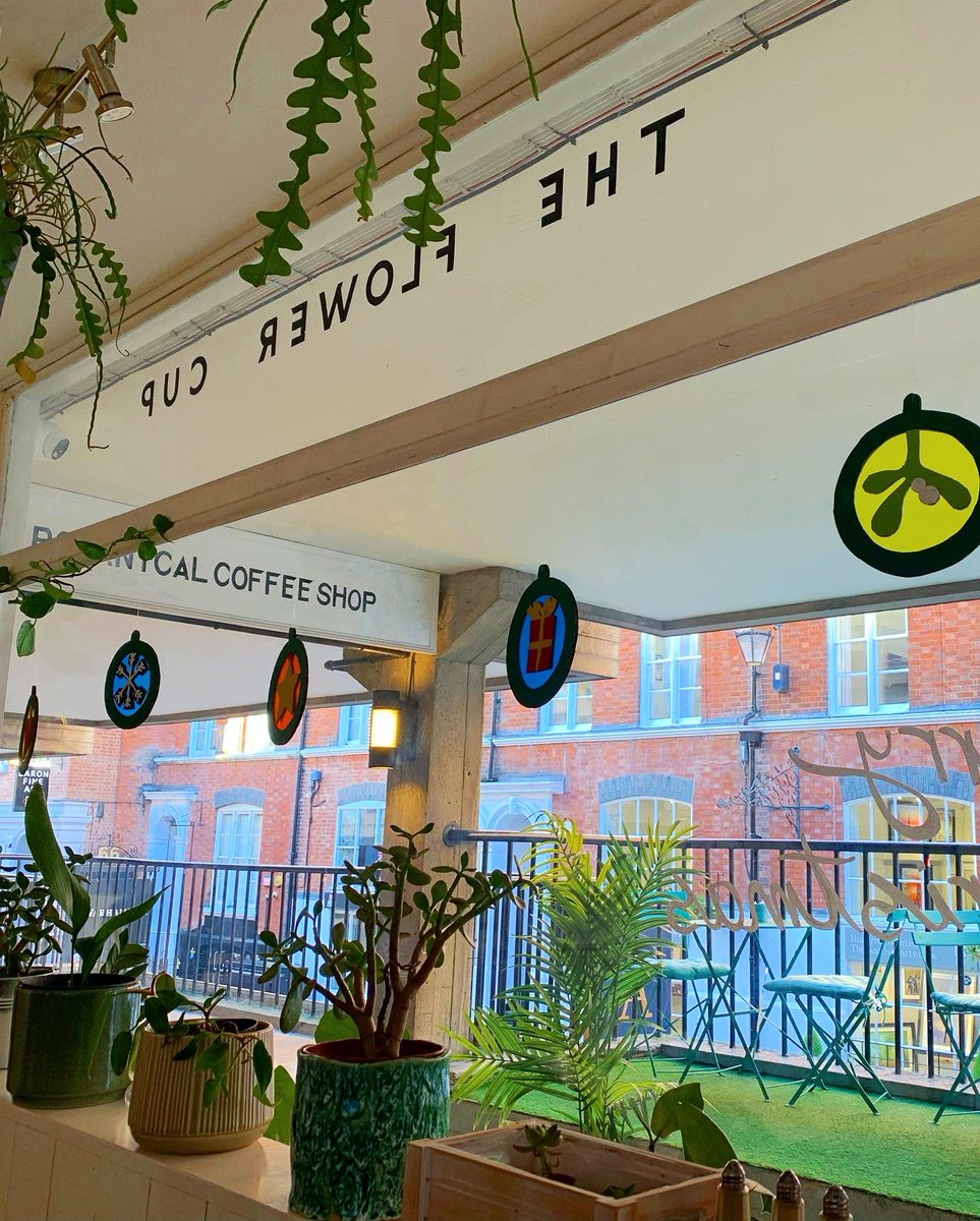 NikkiPinder's tweet photo. Lovely lunch break from drawing today at @TheFlowerCupCH1 with ace company @colcloughart Today has been awesome! ๐คฉ๐ชดโญ๏ธโค๏ธ
#theflowercup #flowercup #poinsettia #windowmural #flowers #baubles #stainedglasswindows #chester #colourful #whitepen #christmas #lunch #christmaswindow https://t.co/HVccHnhxhc