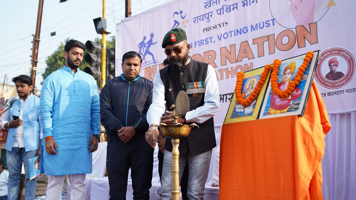 abvprpr's tweet photo. छत्तीसगढ़ में होने वाले विधानसभा चुनाव में शत प्रतिशत मतदान की अपील के साथ आज खेलो भारत के माध्यम से रायपुर महानगर में "रन फॉर नेशन" मैराथन आयोजित की गई। इस मैराथन में सैकड़ों छात्र, युवाओं ने भाग लिया और 100% वोटिंग के संकल्प के साथ दौड़ लगाई।
#NationFirstVotingMust
@ABVPVoice https://t.co/GdCL3Oh2F8