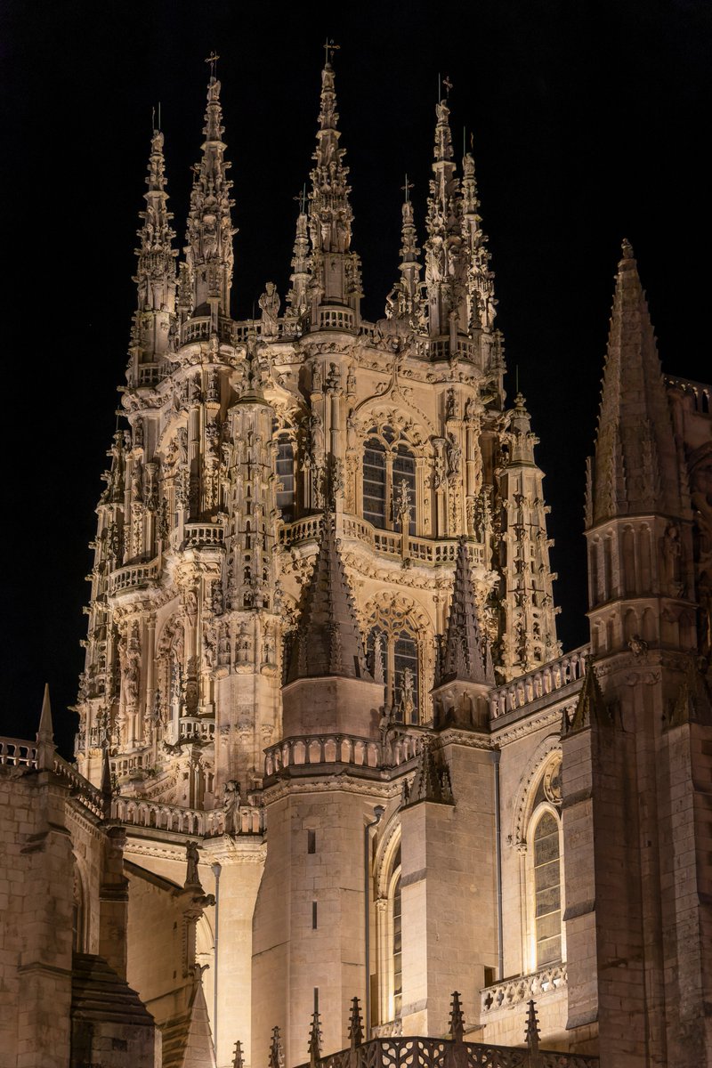 AlvaroSaiz's tweet photo. Detalles de la nueva iluminación de la Catedral de Burgos https://t.co/J5G6hamKDX