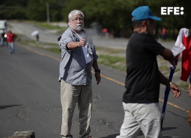 EFEnoticias's tweet photo. Dos personas mueren por disparos de un hombre armado en una protesta antimenería en Panamá https://t.co/NKsCkKCDGA