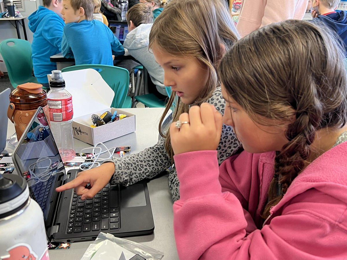 UCDSB's tweet image. What’s the best design for a wind turbine? Last week, students at South Crosby PS were determined to find out! Guided by the  #@UCDSBDistanceED Team, the students built wind turbines and coded widgets to count the spins in real time!  

Learn more at ow.ly/ea4a50Q55hO