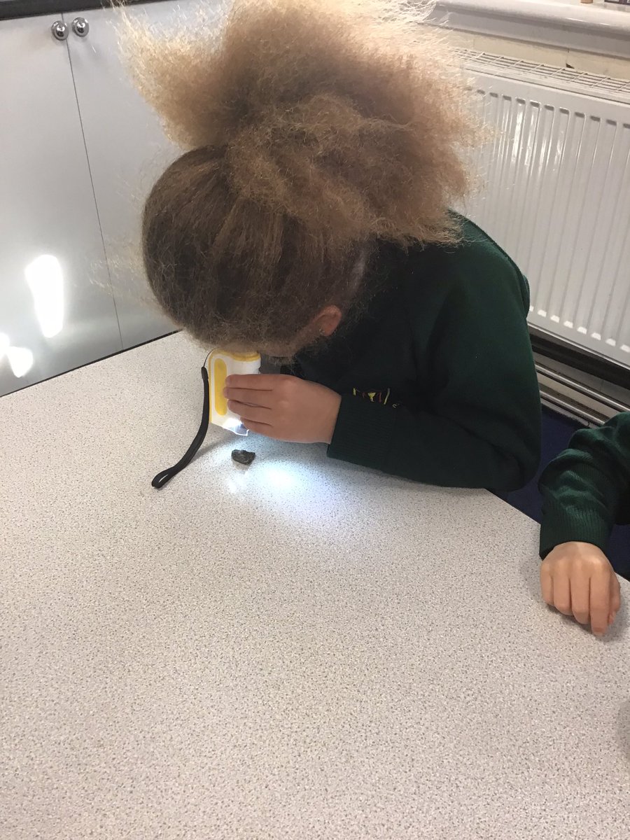 Y3SJV's tweet photo. In Science, 3B enjoyed using microscopes and magnifying glasses to explore different rocks, focusing on the appearance and structure of each one. #SJVScience https://t.co/FE13cUOcR7