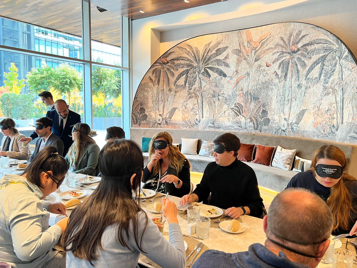 ILUNIONHotels's tweet photo. Hoy hemos vivido una gran experiencia, de esas que nos hacen sentir #TodosIncluidos 🧑‍🦯.

En nuestros #AlmuerzosACiegas 🍽️ los comensales comen a ciegas y conocen las dificultades y soluciones que tienen las personas con discapacidad visual.

Así entendemos otras realidades👇. https://t.co/sV0ZYM9Koj