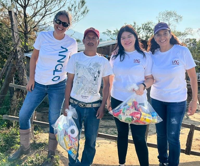 Egresados de la <a href="/UAG_Oficial/">UAG</a>, miembros de UAG Alumni de Culiacán y Puerto Vallarta, entregaron apoyos y despesas para personas vulnerables que han sufrido por huracanes ➡ acortar.link/wsjKJY