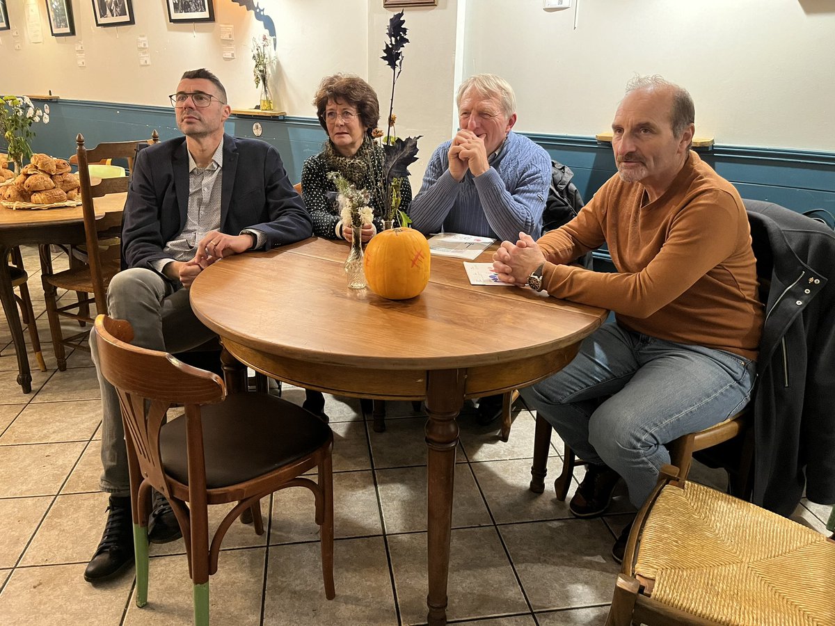 GrandArras's tweet photo. @FLeturque @cedelm @VilleArras ✅ Suite et fin de l’ESS Tour au Rat Perché : café culturel et citoyen fondé sur des valeurs de partage et de solidarité. 

📍L’occasion de remettre aux élus présents le répertoire des membres du collectif ESS du #GrandArras. https://t.co/0eFQe7hmaA