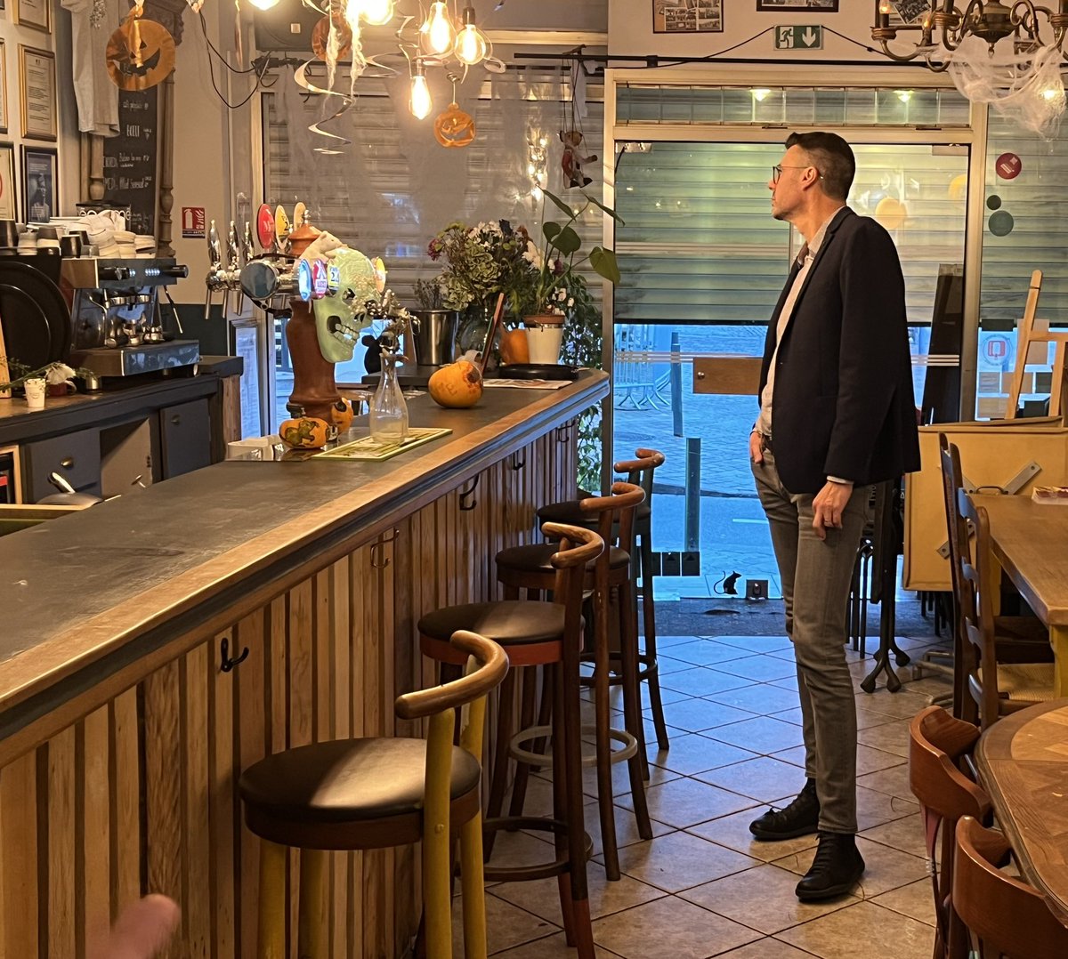 GrandArras's tweet photo. @FLeturque @cedelm @VilleArras ✅ Suite et fin de l’ESS Tour au Rat Perché : café culturel et citoyen fondé sur des valeurs de partage et de solidarité. 

📍L’occasion de remettre aux élus présents le répertoire des membres du collectif ESS du #GrandArras. https://t.co/0eFQe7hmaA