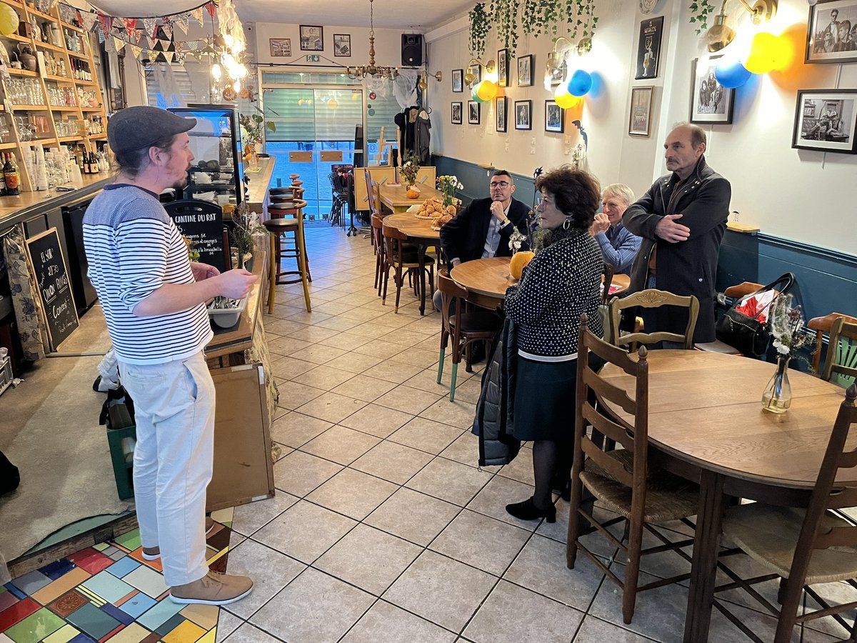 GrandArras's tweet photo. @FLeturque @cedelm @VilleArras ✅ Suite et fin de l’ESS Tour au Rat Perché : café culturel et citoyen fondé sur des valeurs de partage et de solidarité. 

📍L’occasion de remettre aux élus présents le répertoire des membres du collectif ESS du #GrandArras. https://t.co/0eFQe7hmaA