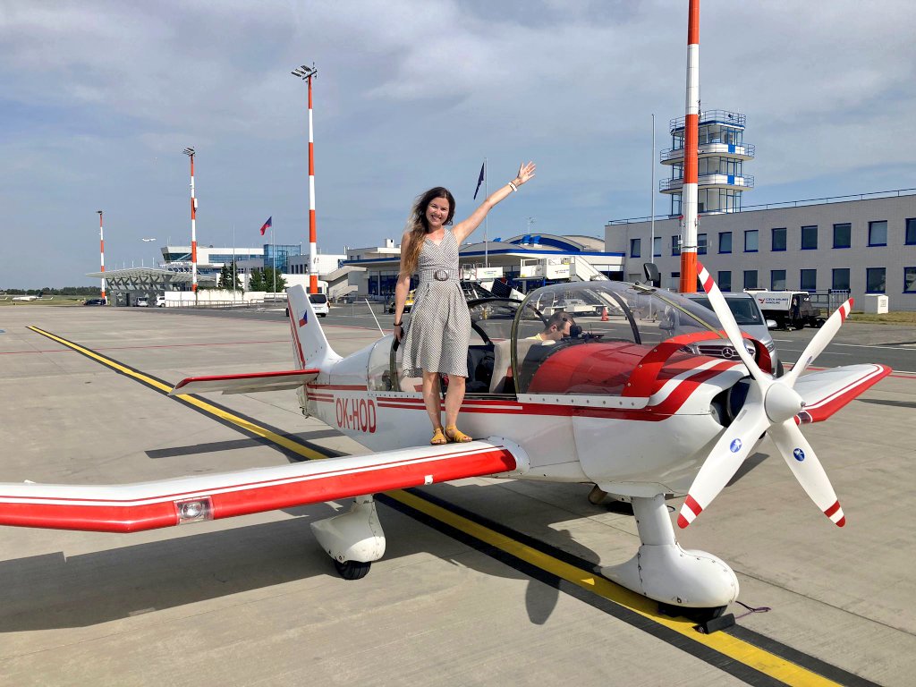 pihatka's tweet image. Do práce letadlem. Aneb dřevákem z víkendu v aeroklubu rovnou do kanclu. Kéž by to tak šlo každý pondělí. #robindr400 #lkpr #babileto