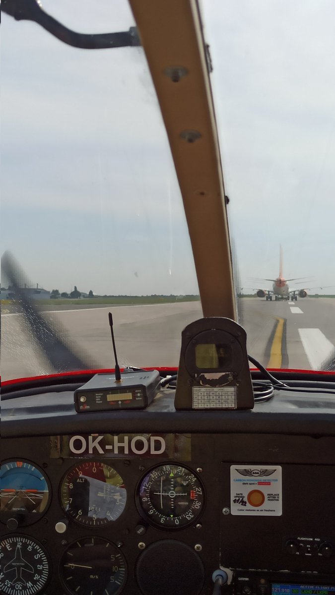 pihatka's tweet image. Do práce letadlem. Aneb dřevákem z víkendu v aeroklubu rovnou do kanclu. Kéž by to tak šlo každý pondělí. #robindr400 #lkpr #babileto