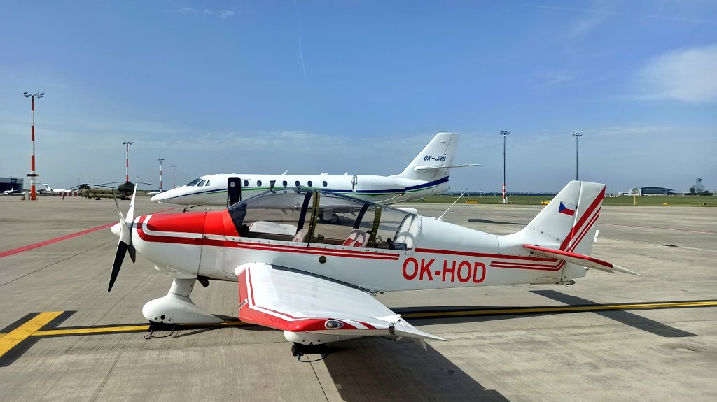 pihatka's tweet image. Do práce letadlem. Aneb dřevákem z víkendu v aeroklubu rovnou do kanclu. Kéž by to tak šlo každý pondělí. #robindr400 #lkpr #babileto