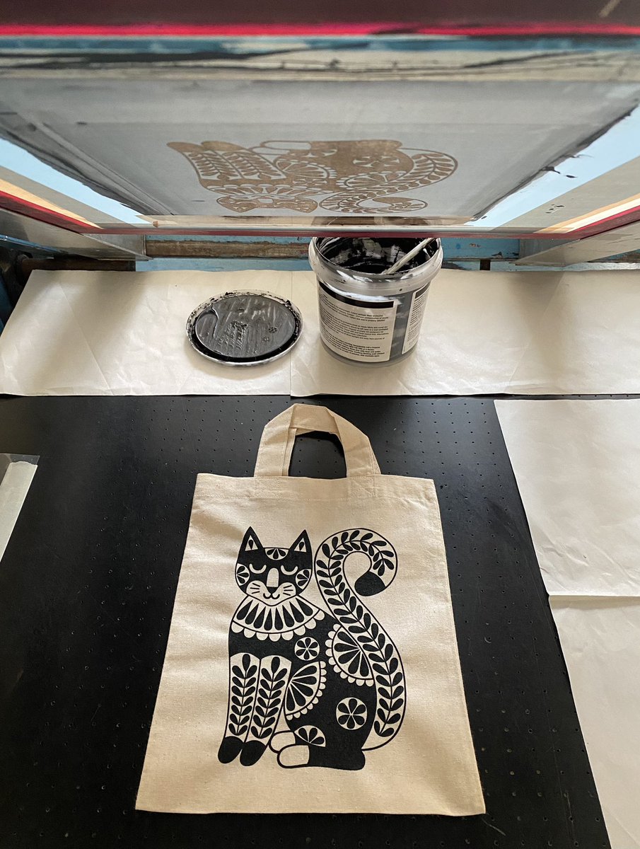 Used the last of my <a href="/Permaset/">Permaset Aqua</a> black ink to #screenprint 30 cat totes. Then used the leftover ink to print 17 black cat mini totes! Hopefully that’s enough for Christmas events including the Blue Magpie contemporary craft fair at <a href="/elmsliehouse/">Elmslie House</a> in Malvern bluemagpie.co.uk/events/blue-ma…