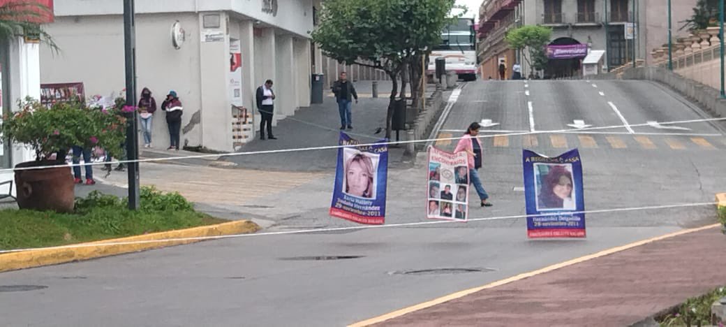ssptransitover's tweet photo. ⚠️#TránsitoInforma: Derivado de la manifestación que se realiza en el primer cuadro de la ciudad de #Xalapa y con la finalidad de salvaguardad la integridad de las familias veracruzanas, la @SP_Veracruz a través de oficiales de @ssptransitover

1/3 https://t.co/b17VciiIYY