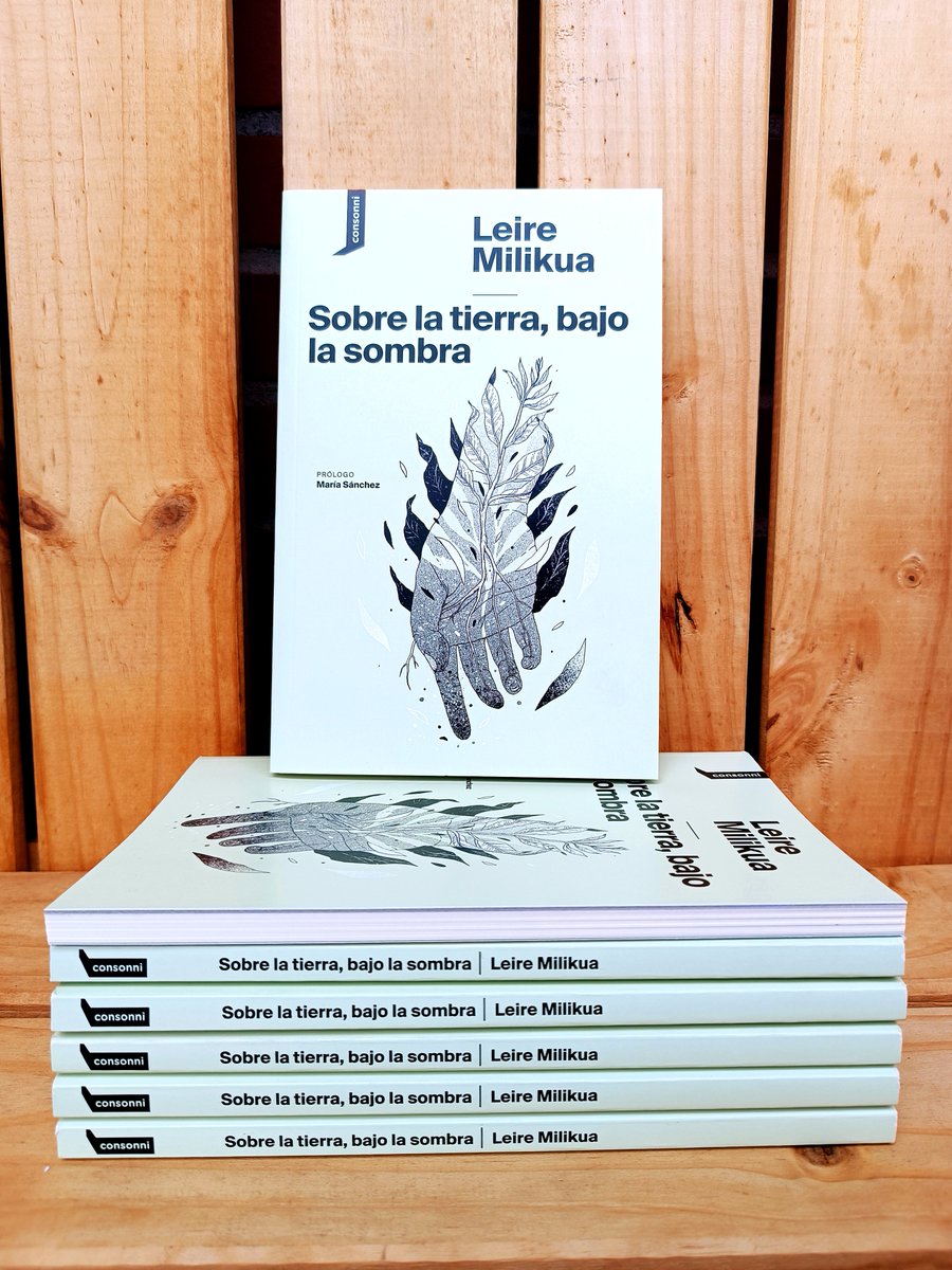 🔥🔥🔥¡ ¡ ¡ YA ESTÁ AQUÍ ! ! ! 🔥🔥🔥

Os presento:
«Sobre la tierra, bajo la sombra»
con la cuidadísima edición de <a href="/_consonni_/">consonni</a> 
🔸Prólogo de <a href="/MariaMercromina/">maría sánchez</a> 
🔸Portada de Ione Larrañaga

Dentro hilo 🧵