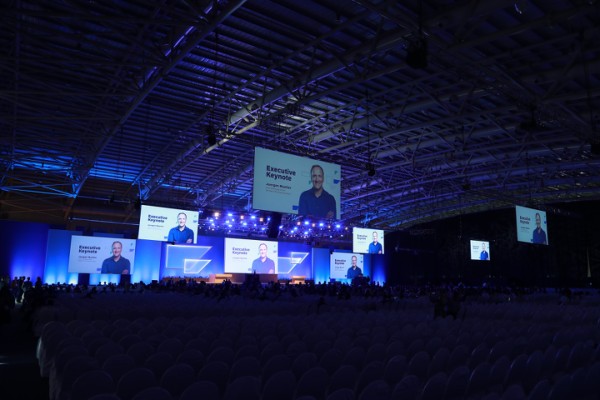 MaslowTweets's tweet photo. Audiences at SAP TechEd, both onsite in Bangalore as well as attending virtually, had plenty to cheer about when SAP CTO and Executive Board Member Juergen Mueller stepped onto the stage this year to announce the company’s bold vision

#sap https://t.co/E25DcDG6Nl https://t.co/AkbOuvZbFk