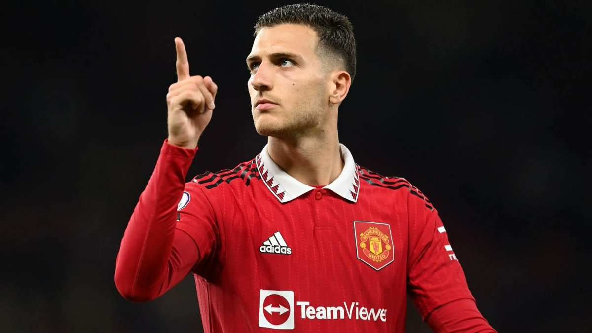 StretfordPaddck's tweet photo. Diogo Dalot has completed 39% of his open-play crosses in the Premier League this season. Only Kieran Trippier has a better success rate (40%). 
(@StatmanDave) #MUFC https://t.co/AOe53Atnbf