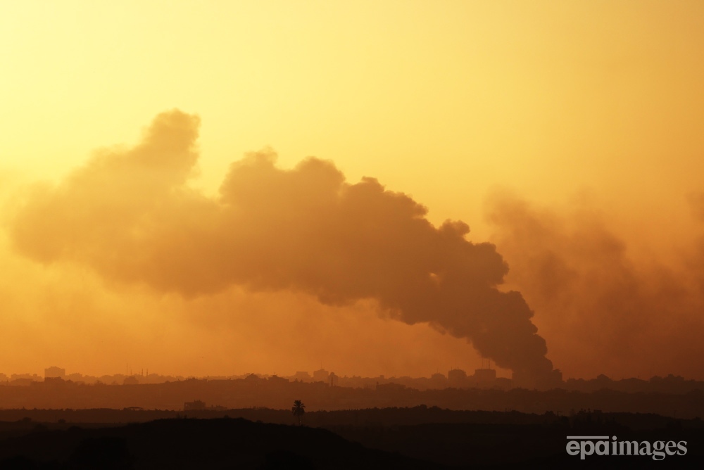 EPA_Images's tweet photo. Smoke rises from the town of Beit Hanoun in the northern part of the Gaza Strip as a result of an Israeli airstrike, as seen from Sderot, Israel, 07 November 2023. 
📸 EPA / Atef Safadi 

#Gaza #Palestine #Israel #IsraelPalestineconflict #BeitHanoun https://t.co/f83lCo5sDr
