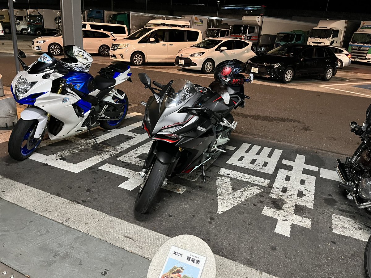 厚木パーキングエリアっ😑😑

友達のCBR試乗に行ってきました！！😳

12月頃に同じ色違いのCBR納車します🏍