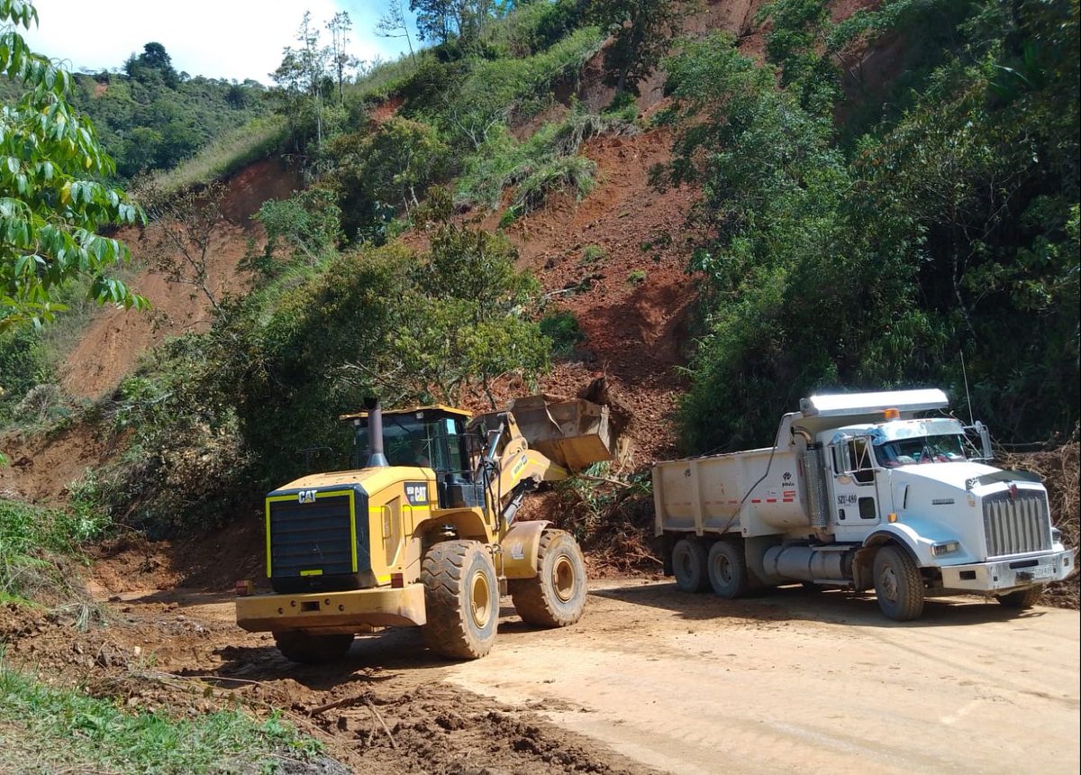 Devimar_SAS's tweet photo. #AEStaHora Continuamos trabajando en la zona entre Santa Fe de Antioquia y Cañasgordas, sector Cañasgordas (PR 60+700), donde removemos el material sobre la vía. Estaremos informando. Agradecemos a los usuarios su comprensión. #SomosTuVía https://t.co/pgg4GsLdjE