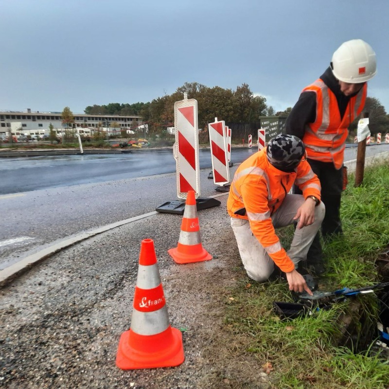 Orange_France's tweet photo. 💨 Suite aux dégâts causés ces derniers jours par les tempêtes #Ciaran et #Domingos, principalement dans l'Ouest et le Sud-Ouest, nos équipes sont toujours mobilisées pour effectuer au plus vite le rétablissement de vos services 📶 🛜