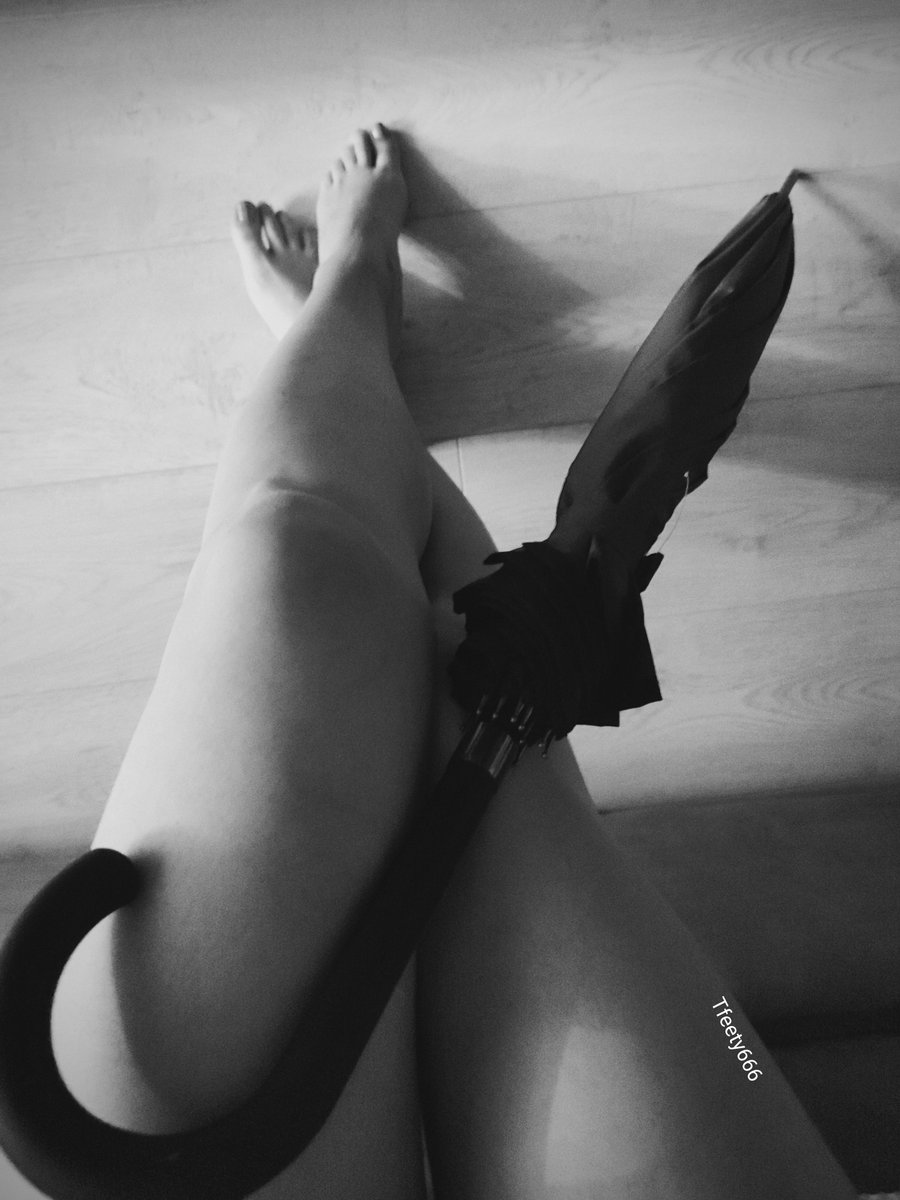 Tfeety666's tweet photo. When it's rainy Tuesday, you can stand under my umbrella... ๐๐
#Rihanna
#rain
#feetc https://t.co/cxFLkSbksW