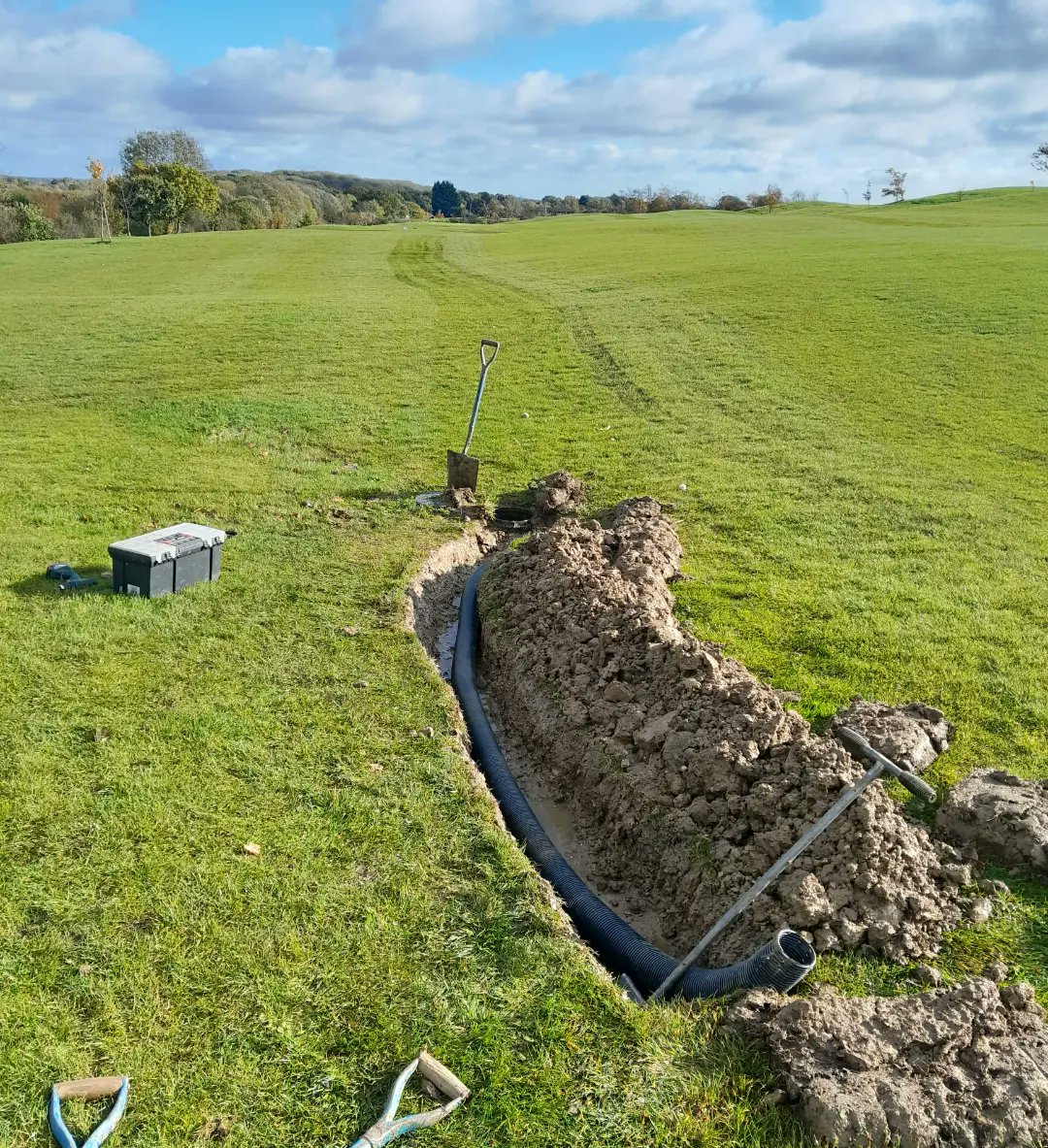 CaddingtonGolfC's tweet image. @HeadGK_CGC &amp;amp; Ian installed 5-8m of drainage with a new gully drain on the 15th Hole Blue course today.

A 2.5 hour mini project to help with the coming rain and future upkeep of this hole. 

#drainage #golfcoursemaintenance #caddingtongolfcourse #shingle #golfready⛳️ #tuesday