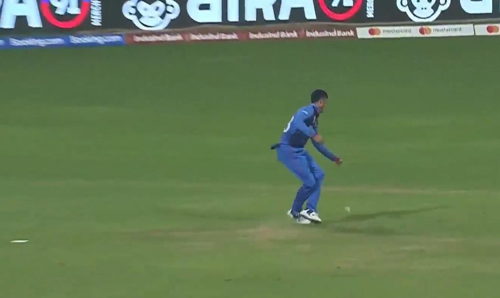 Is this the Herschelle Gibbs moment of #CWC2023 . #Maxwell dropped by Mujeeb

#ICCCricketWorldCup23