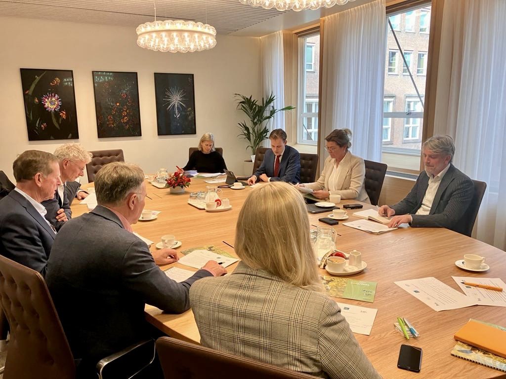 Na het geslaagde werkbezoek door <a href="/MinisterNenS/">Staslvvn</a> aan de Arkemheen polder, hadden we vandaag  samen met de NOJG en FPG een gesprek op het ministerie. Op de agenda oa het recente vonnis in de bodemprocedure tegen de Staat, de landelijke vrijstellingslijst, gebruik van WBE teldata etc