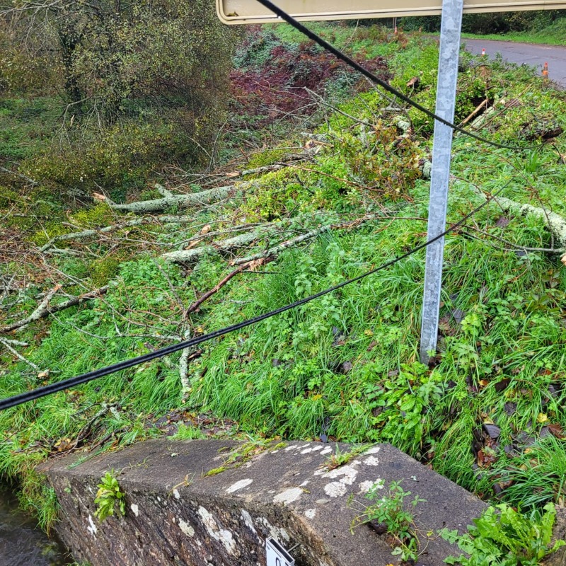 Orange_France's tweet photo. 💨 Suite aux dégâts causés ces derniers jours par les tempêtes #Ciaran et #Domingos, principalement dans l'Ouest et le Sud-Ouest, nos équipes sont toujours mobilisées pour effectuer au plus vite le rétablissement de vos services 📶 🛜