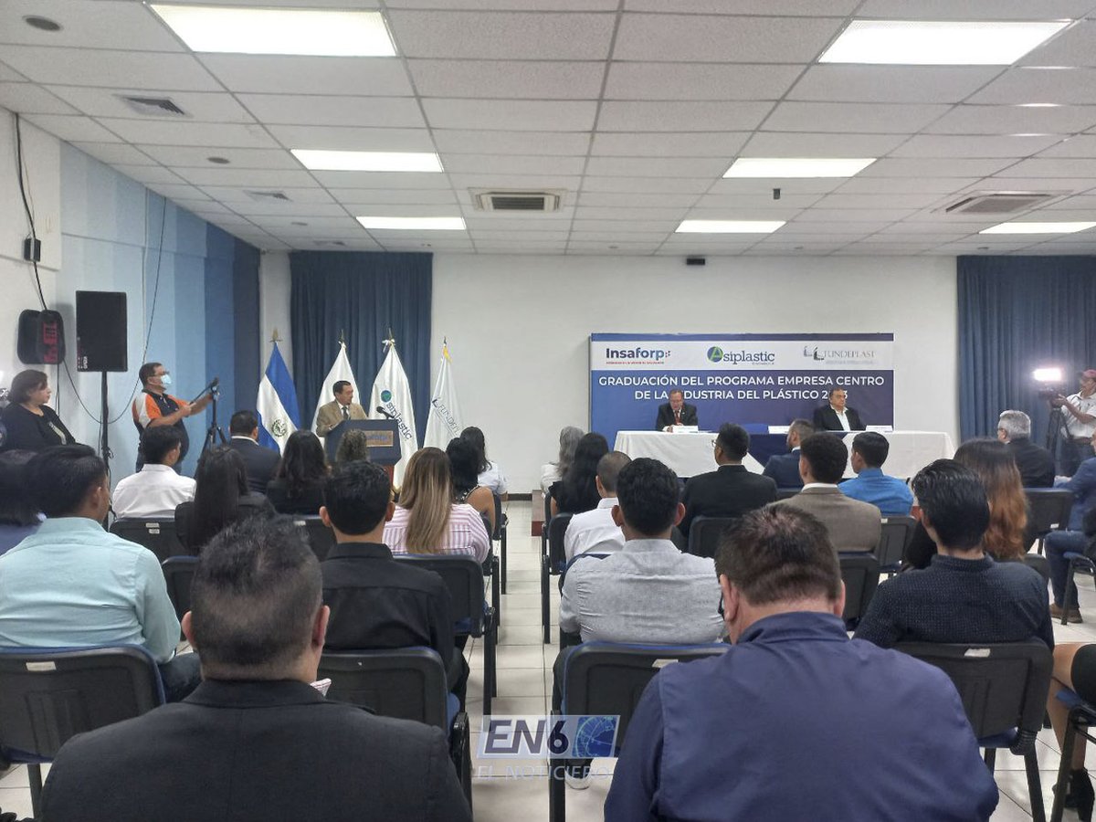 elnoticiero_6's tweet photo. #Ahora | Esta mañana, INSAFORP y FUNDEPLAST gradúan a 27 jóvenes del programa "Empresa Centro de la Industria del Plástico 2023".

El programa permite que los jóvenes puedan ingresar al mercado laboral en este rubro.

Vía: Jonathan Vásquez. #EN6 https://t.co/hmE08W4NWg