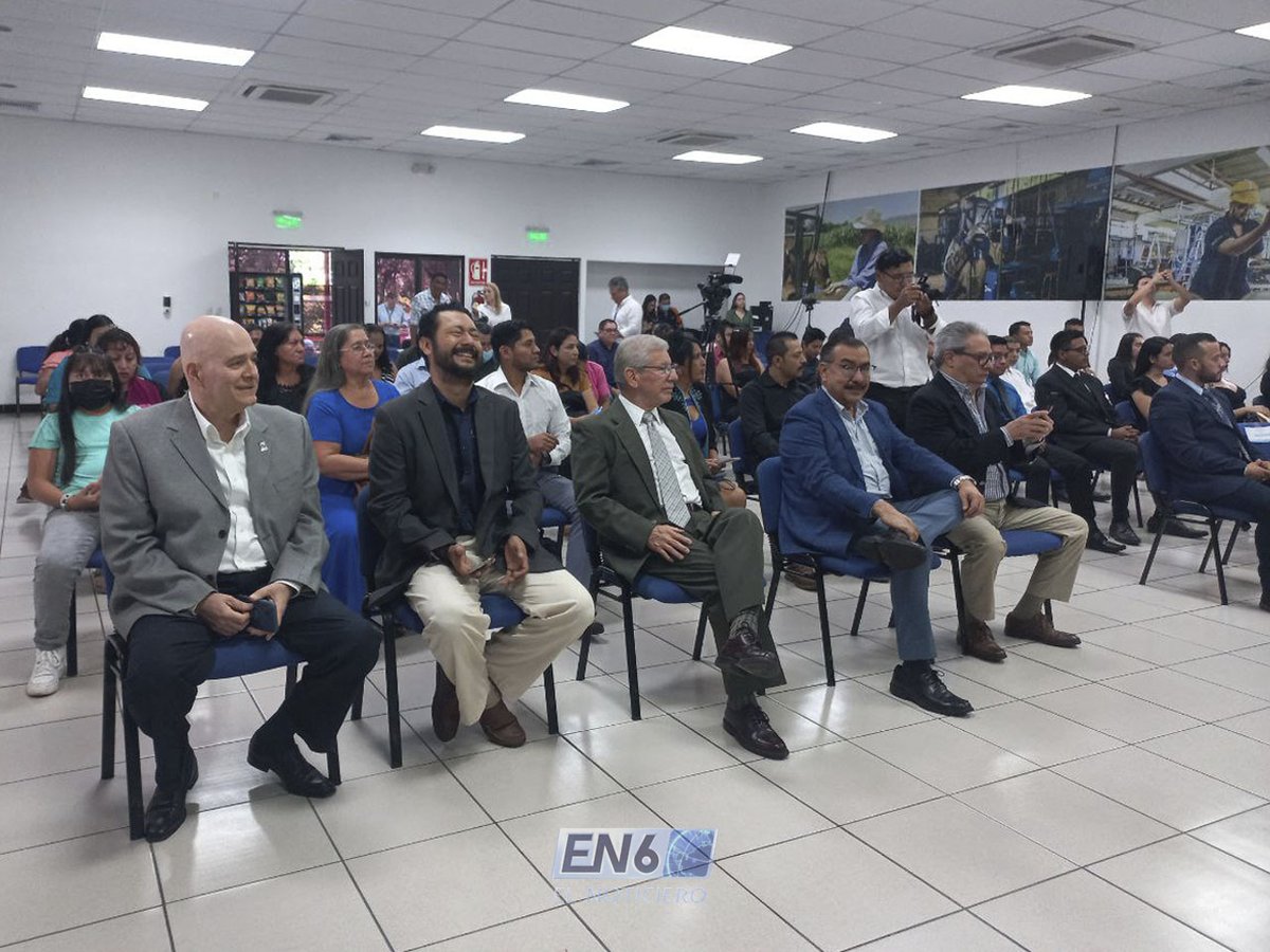 elnoticiero_6's tweet photo. #Ahora | Esta mañana, INSAFORP y FUNDEPLAST gradúan a 27 jóvenes del programa "Empresa Centro de la Industria del Plástico 2023".

El programa permite que los jóvenes puedan ingresar al mercado laboral en este rubro.

Vía: Jonathan Vásquez. #EN6 https://t.co/hmE08W4NWg