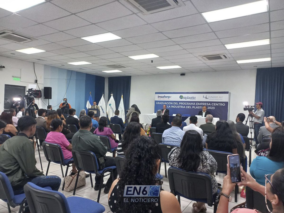 #Ahora | Esta mañana, INSAFORP y FUNDEPLAST gradúan a 27 jóvenes del programa "Empresa Centro de la Industria del Plástico 2023".

El programa permite que los jóvenes puedan ingresar al mercado laboral en este rubro.

Vía: Jonathan Vásquez. #EN6