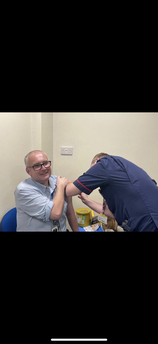 #teammedicine fighting against flu 💉 administrating flu vaccine to our chief nurse 🧑‍⚕️👩‍⚕️