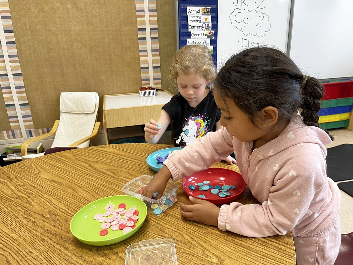 Using all our sorting rules to sort our button boxes in kinder today!  @GEDSB #GEMAAP