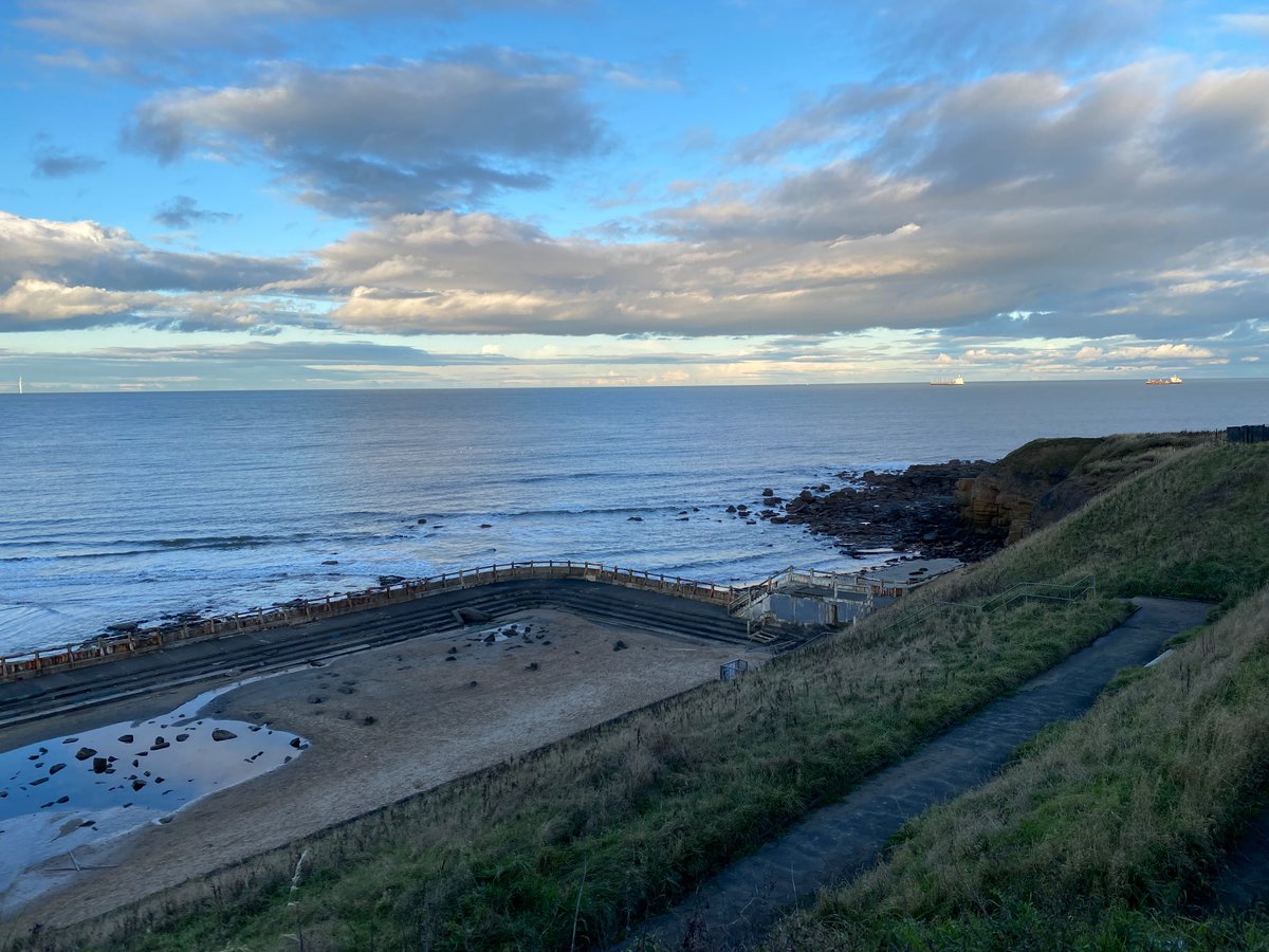DavidPenn3's tweet photo. It’s the quality of light, especially towards evening at this time of year, that really makes the scene even more inspiring & evocative
#beach #tynemouth #longsands
#kingedwards #northtyneside https://t.co/8GZqSwLFi9