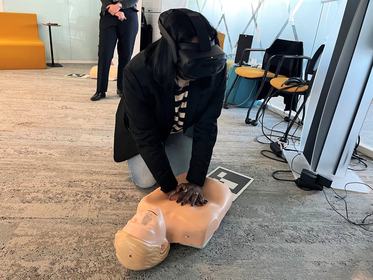 SG_Assurances's tweet image. Se former aux gestes de 1ers secours grâce à la réalité virtuelle, c&apos;est l&apos;expérience que vive cette semaine une centaine de nos collaborateurs sur nos 3 sites en France, lors d&apos;ateliers organisés avec la start-up @dunseulgeste ! 🚒