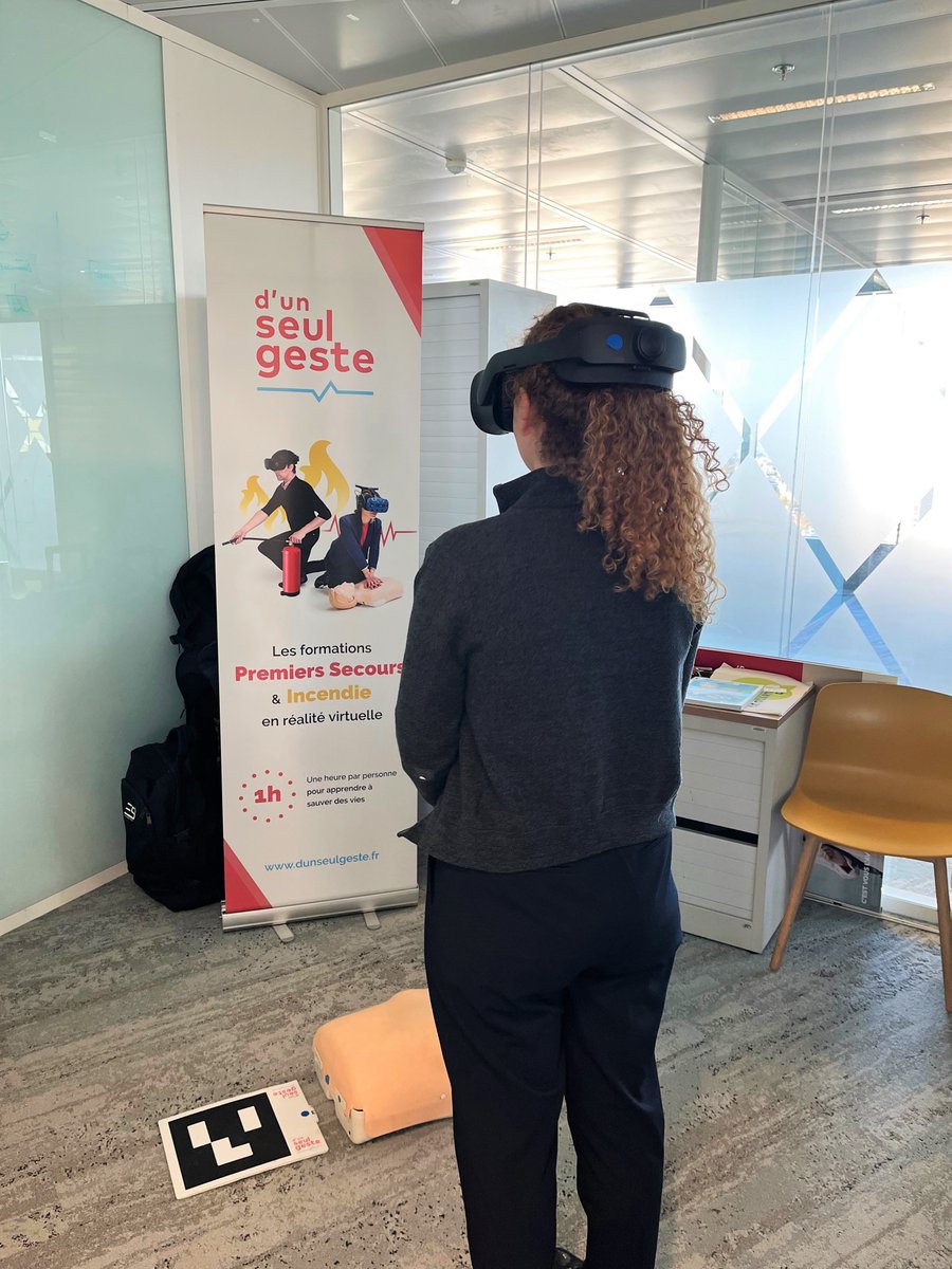 SG_Assurances's tweet image. Se former aux gestes de 1ers secours grâce à la réalité virtuelle, c&apos;est l&apos;expérience que vive cette semaine une centaine de nos collaborateurs sur nos 3 sites en France, lors d&apos;ateliers organisés avec la start-up @dunseulgeste ! 🚒