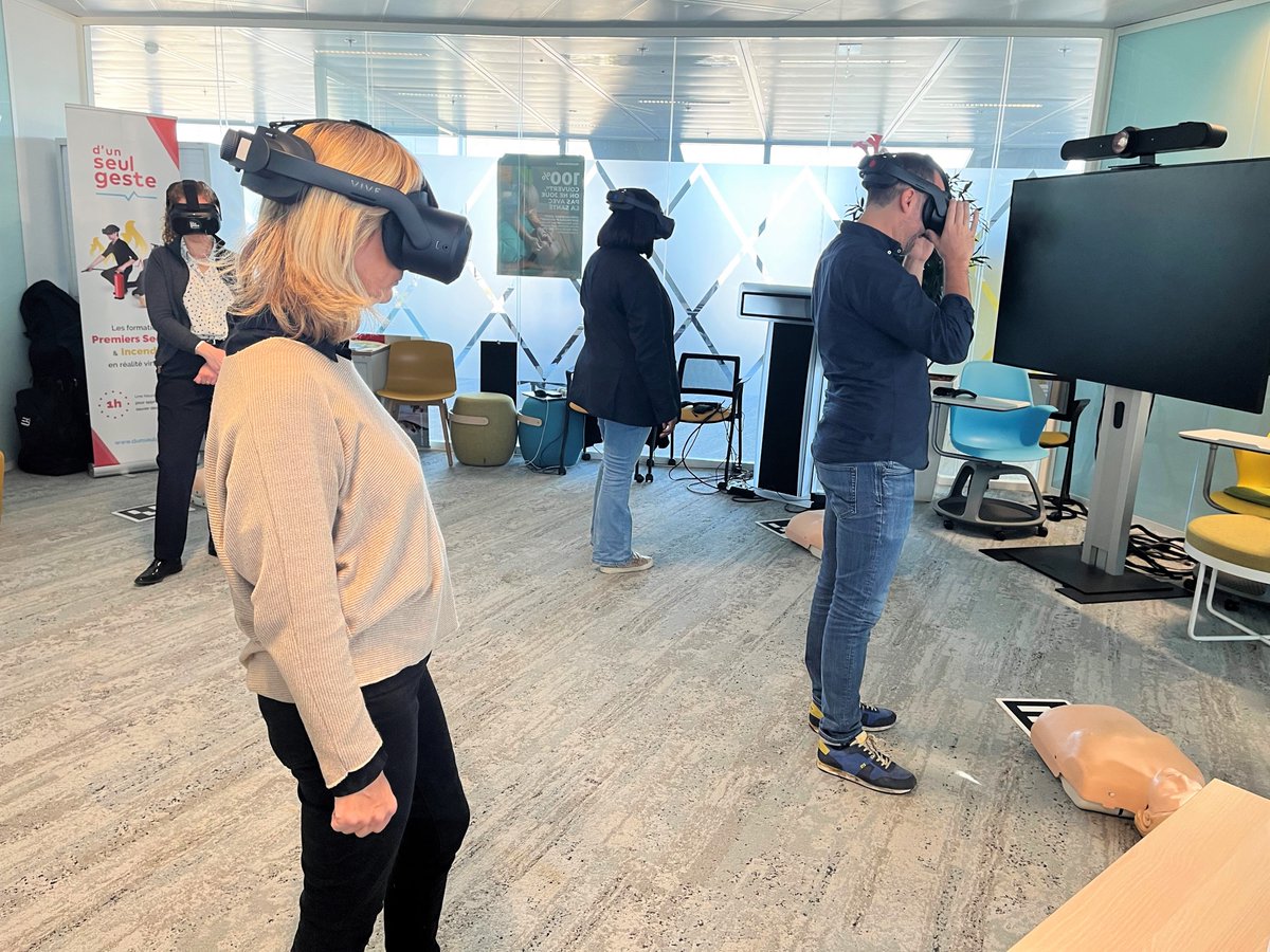 SG_Assurances's tweet image. Se former aux gestes de 1ers secours grâce à la réalité virtuelle, c&apos;est l&apos;expérience que vive cette semaine une centaine de nos collaborateurs sur nos 3 sites en France, lors d&apos;ateliers organisés avec la start-up @dunseulgeste ! 🚒